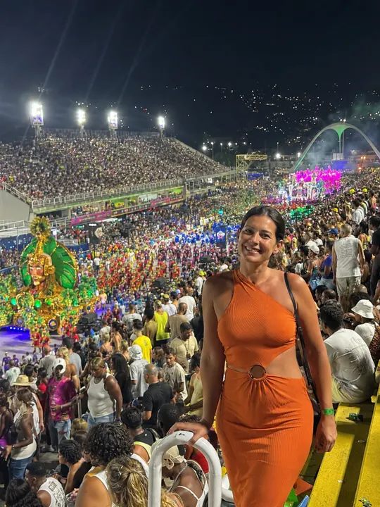 A guest watching the parade from the Sambadrome grandstand
